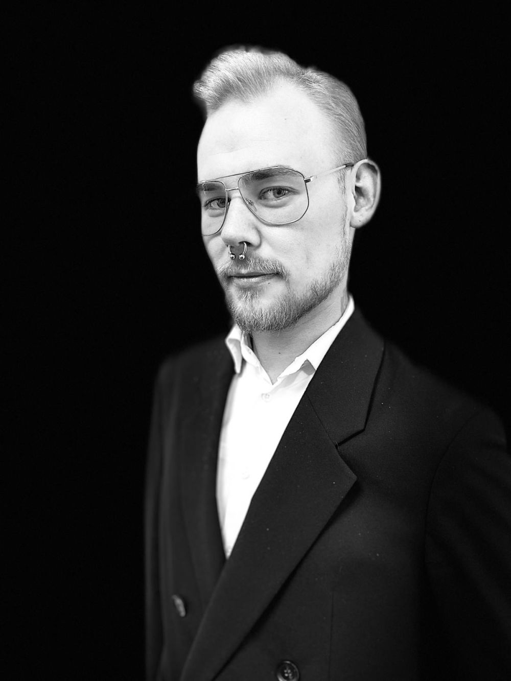 Foto von Hairdreams Experte Jan Elz im schwarzen Anzug mit weißem Hemd